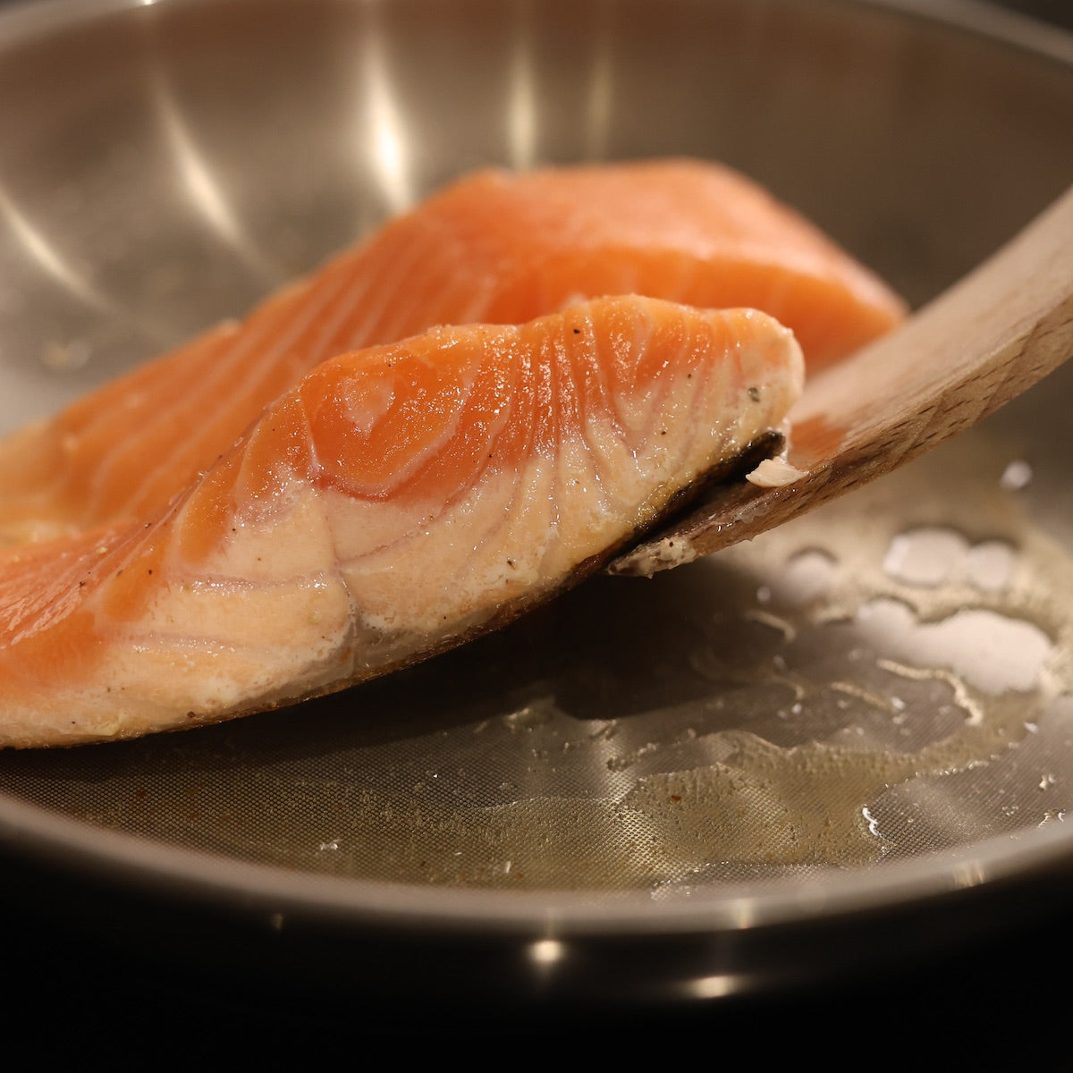 Salmon frying in a PFAS-free pan – releases easily